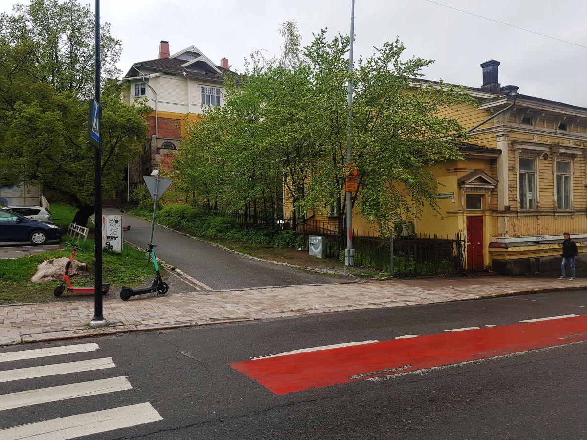 Gamla trähus och stenhus i backe