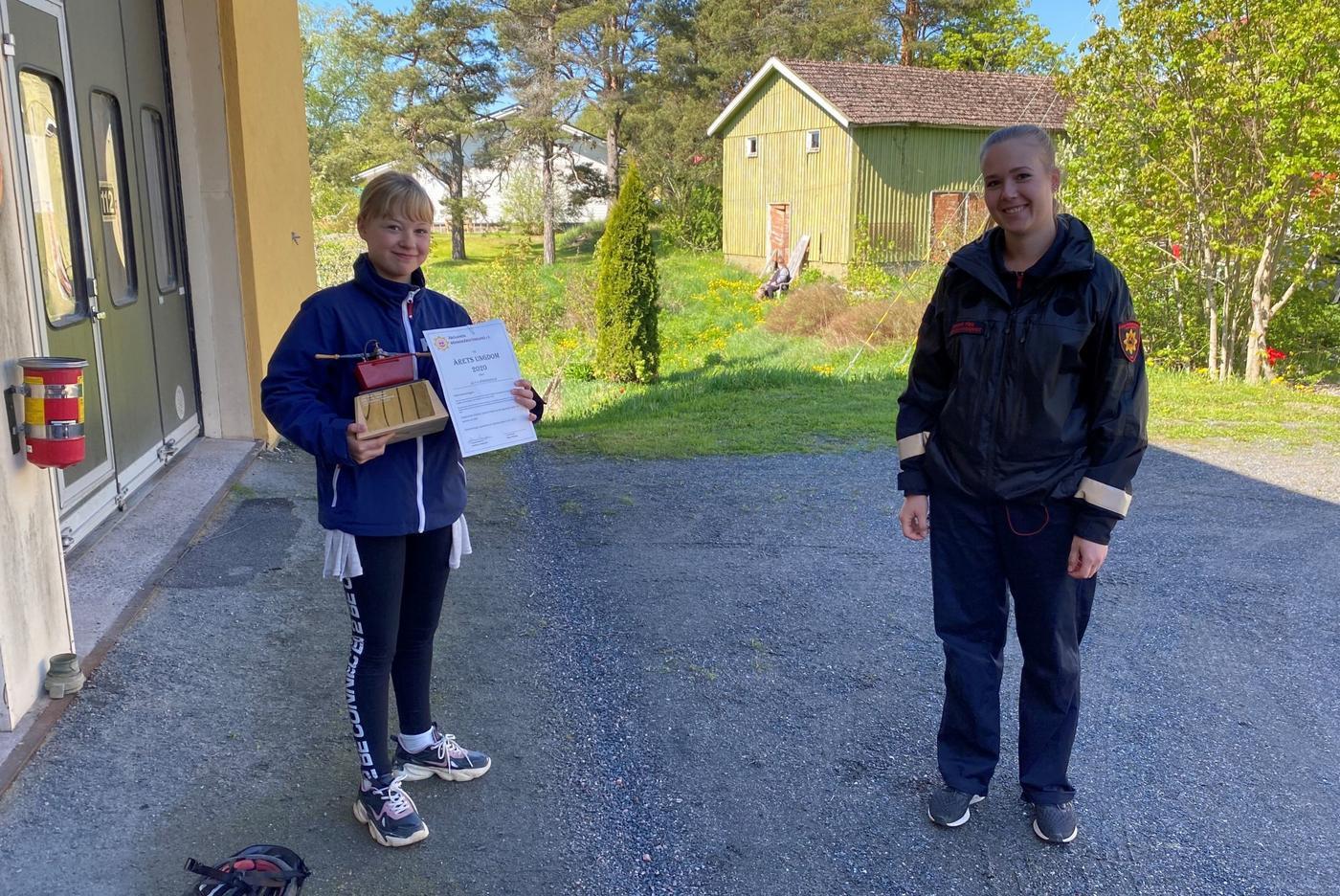 Två damer på en gård