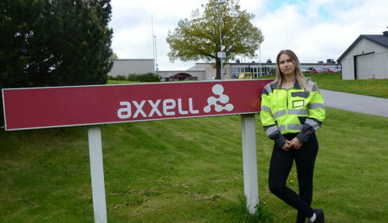 Kvinna står vid skylt