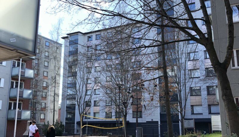 ett höghus innergård
