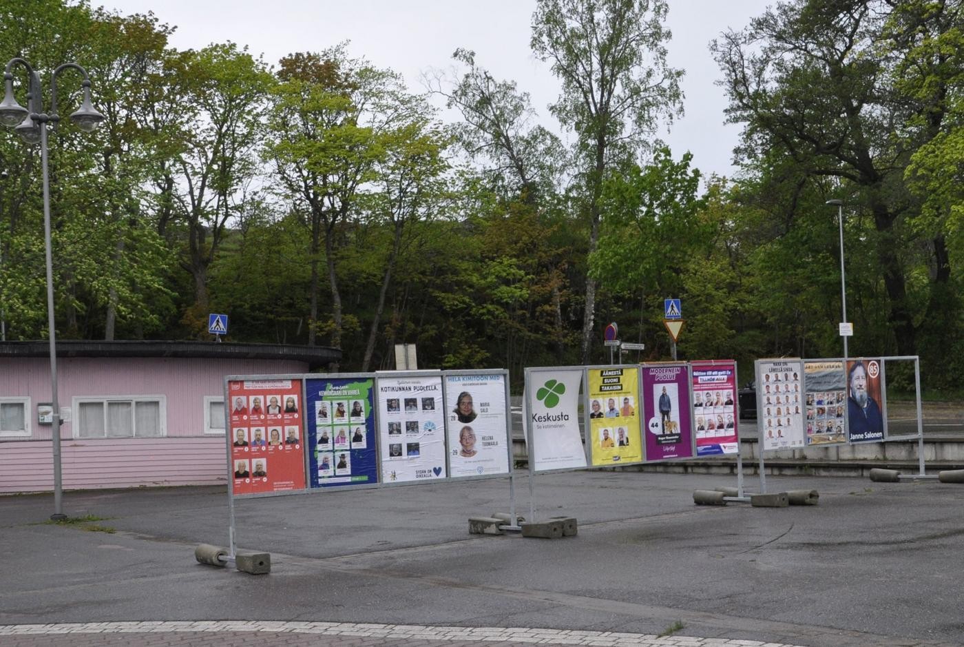 valaffischer på rad på ett torg