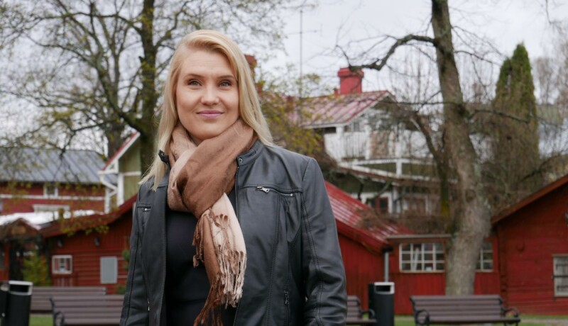 kvinna med läderjacka i en hamn
