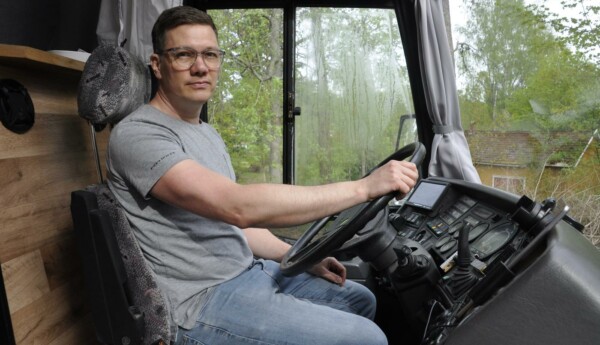 man sitter i förarsätet i en buss