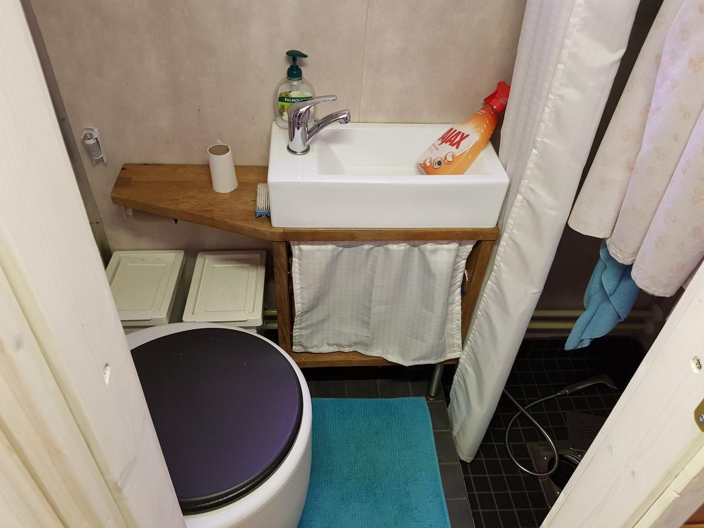 Litet utrymme med toalett och dusch