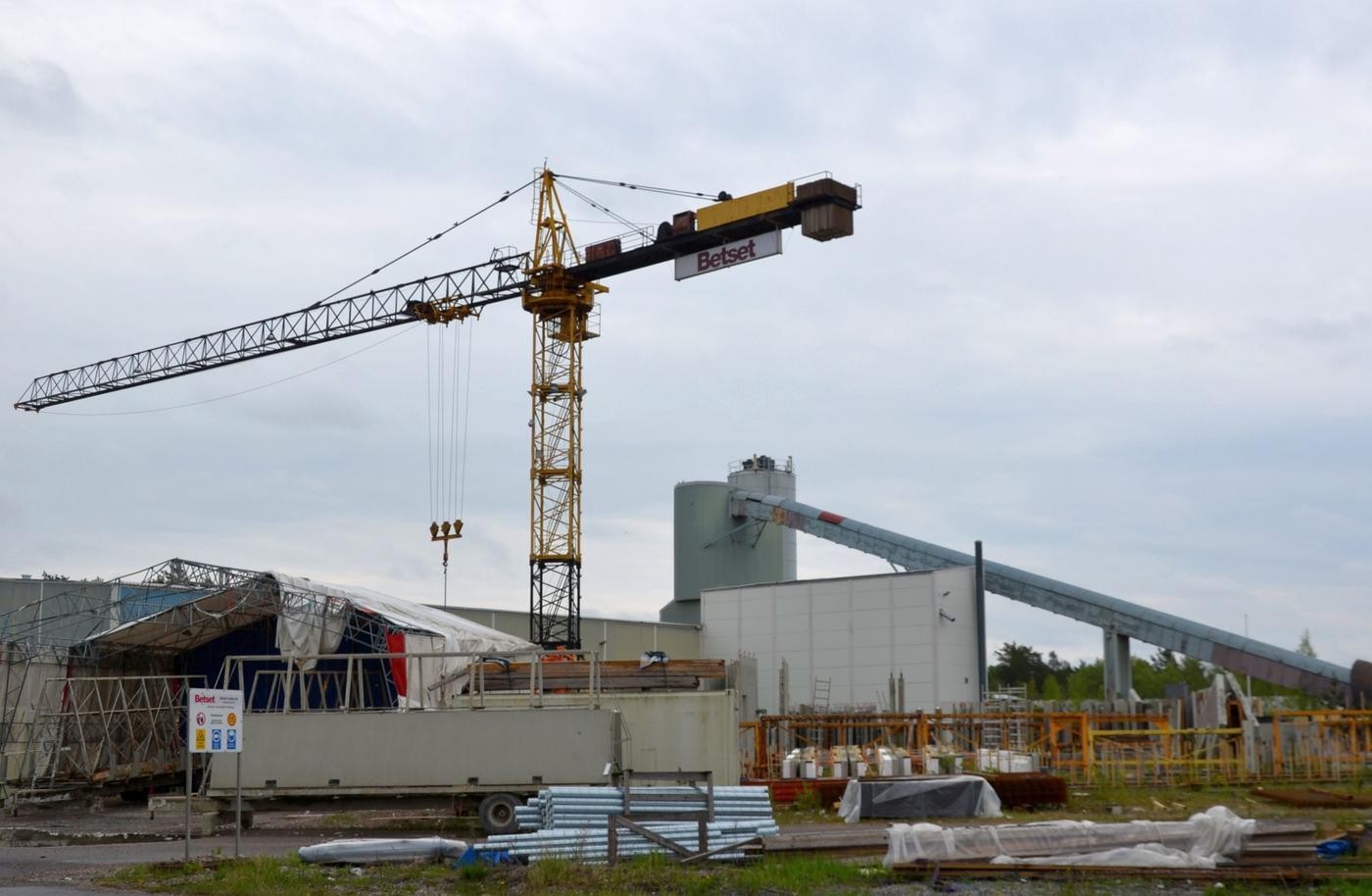 en lyftkran på ett industriområde