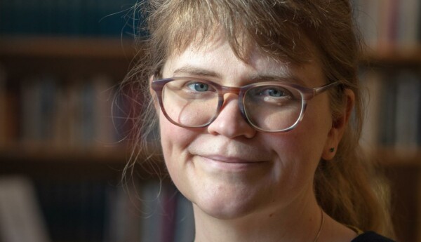 en porträttbild på en kvinna med glasögon