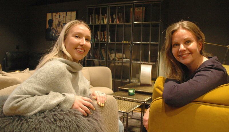 två kvinnor i en soffa