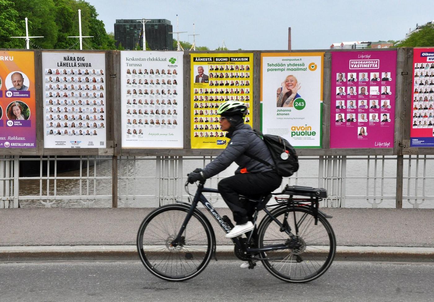 Cyklist passerar valplakat