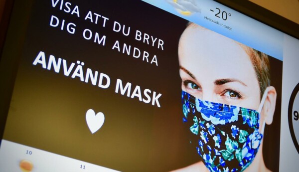 en kvinna med munskudd på en bildskärm med texten "använd mask"