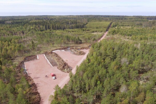 fågelperspektiv av en utgrävd mark mitt i en barrskog