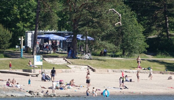 en badstrand med simmande människor