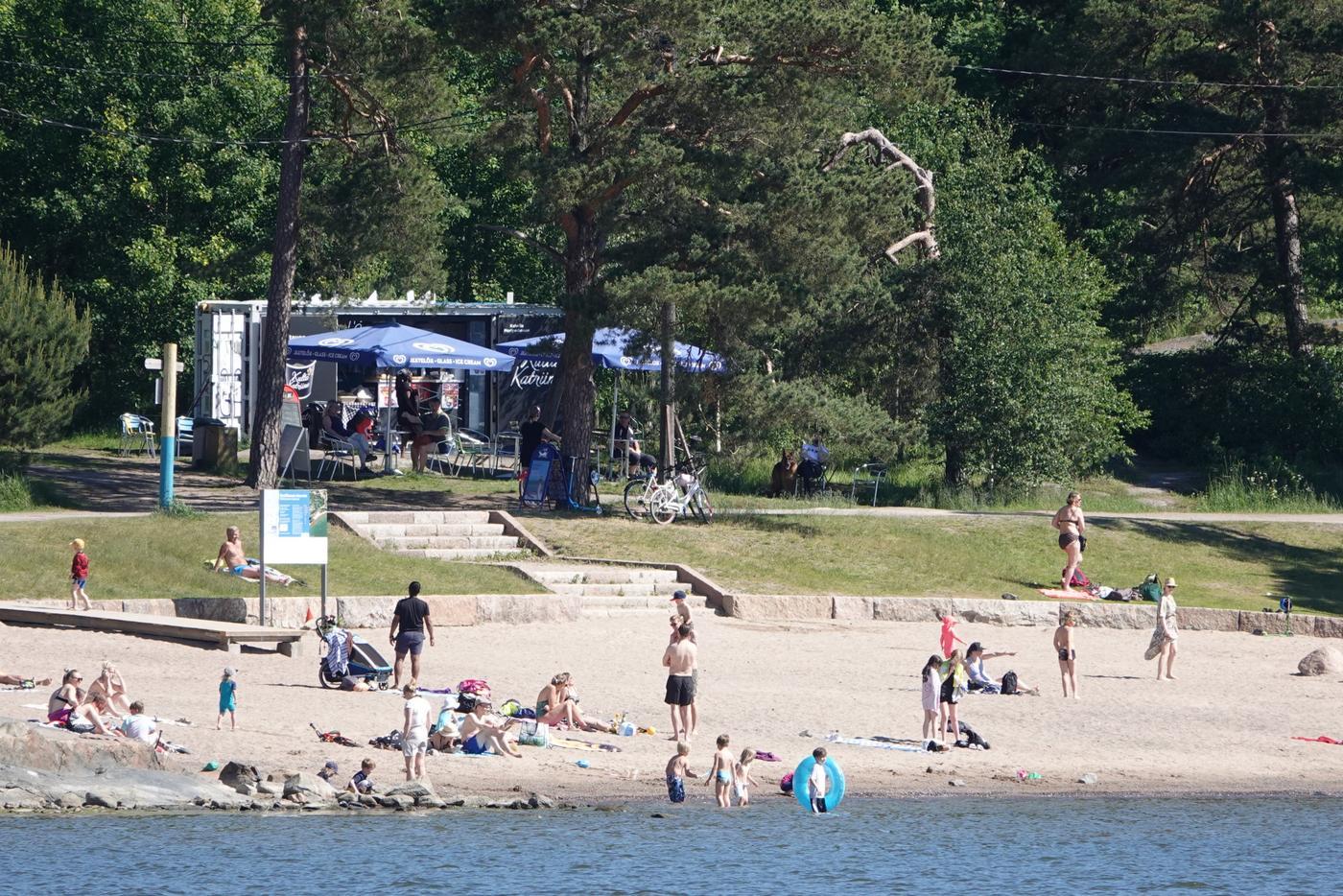 en badstrand med simmande människor