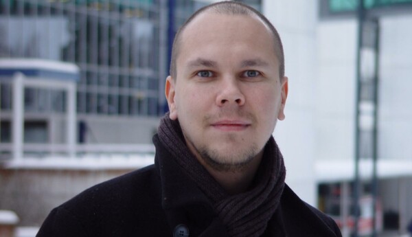 en man i svart jacka
