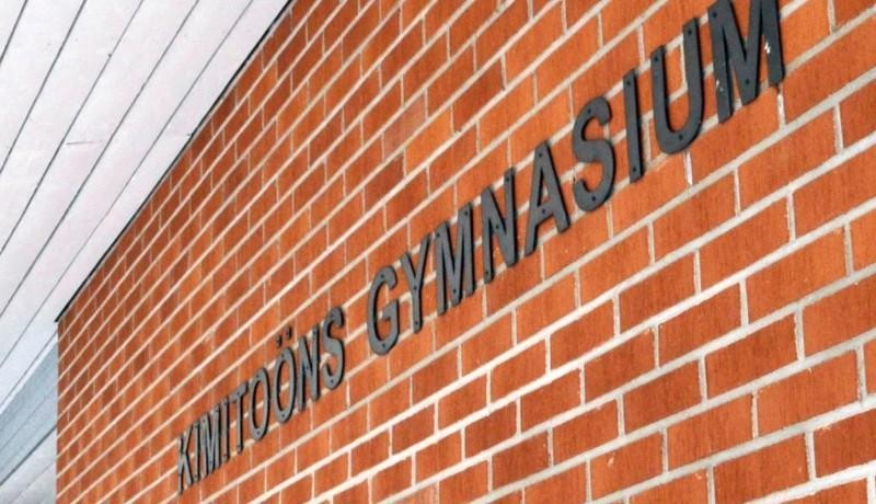 Tegelvägg med skolas namn