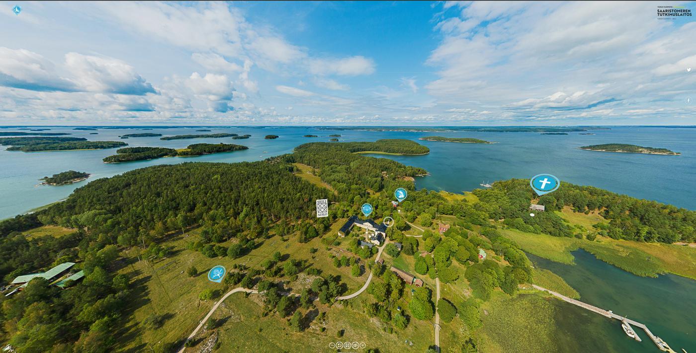 Ett flygfotografi över Själö där olika platser är utmärkta.