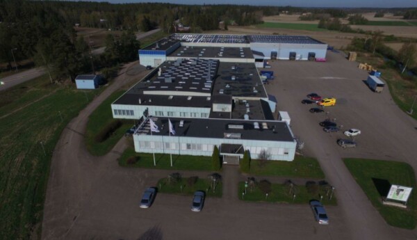 en fabrik omgiven av skog