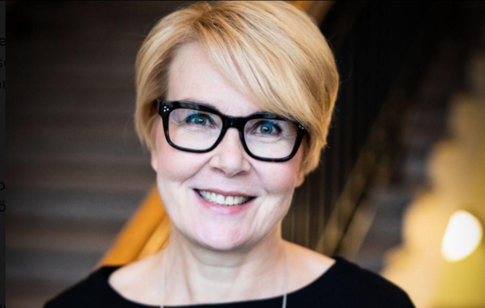en kvinna i glasögon