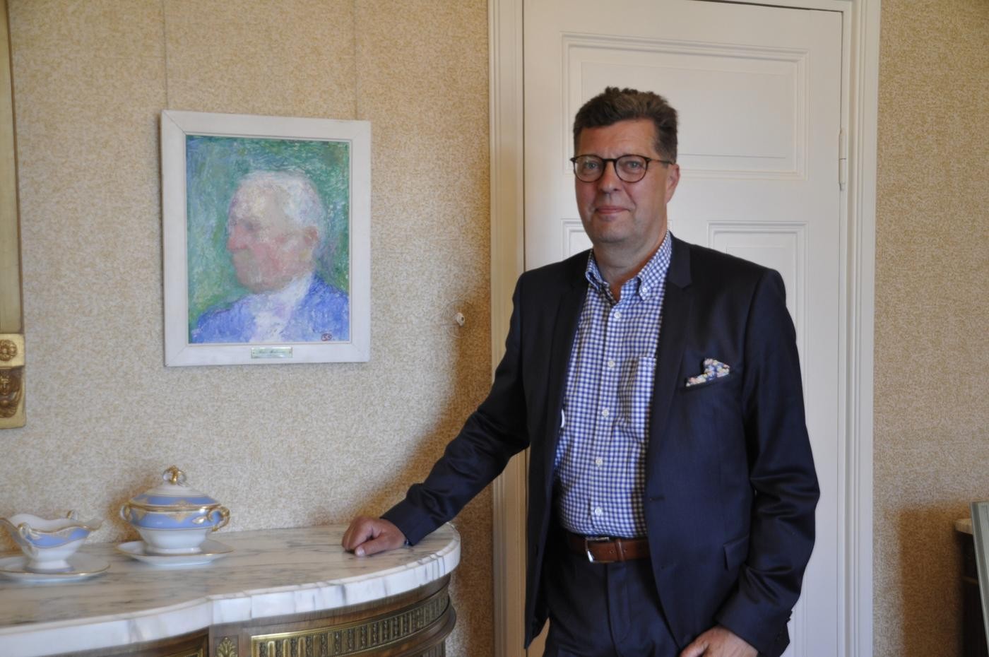 Man vid ett konstverk 