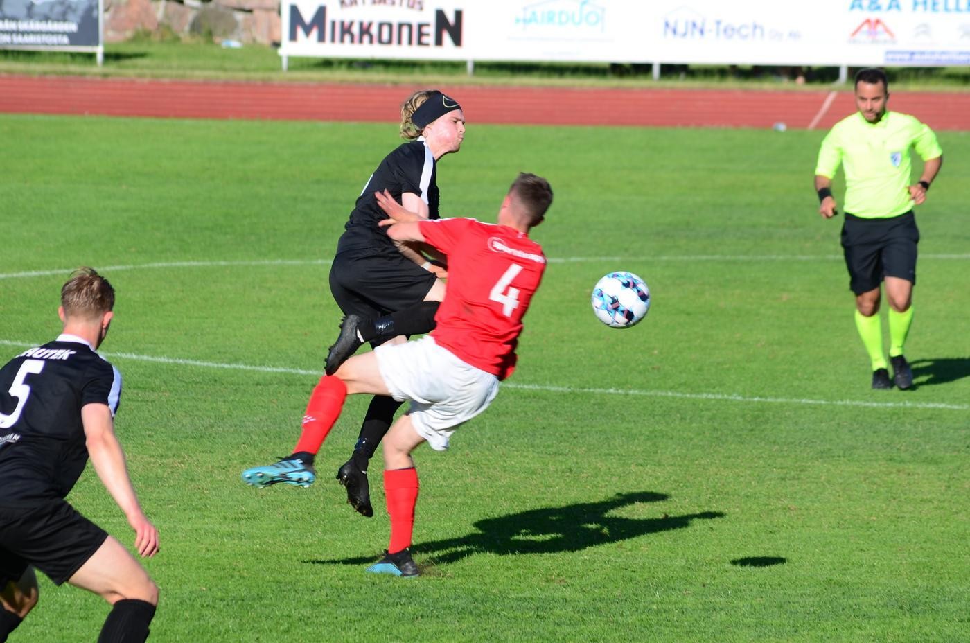 två fotbollsspelare kolliderar på planen