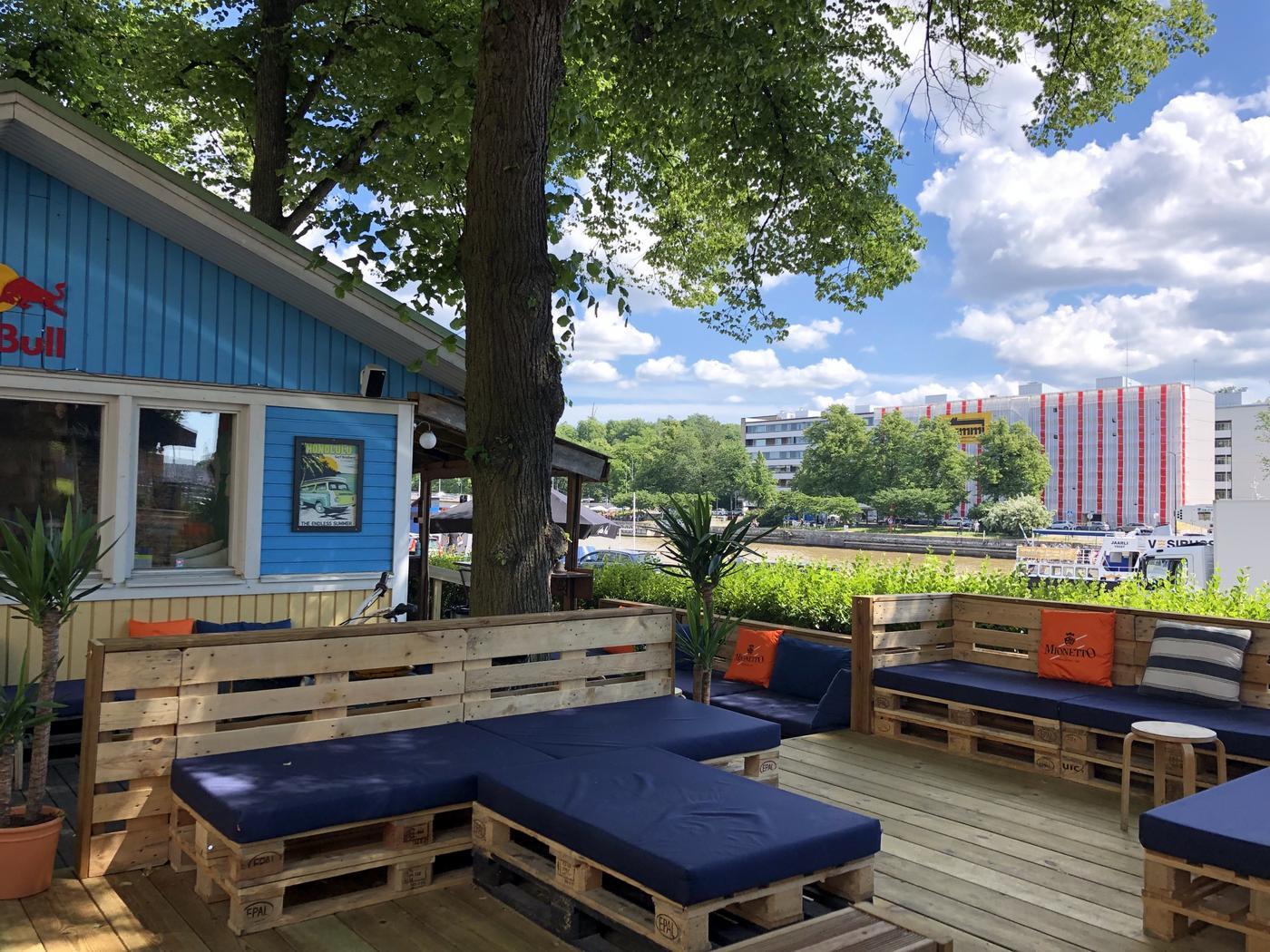 uteservering och blått hus
