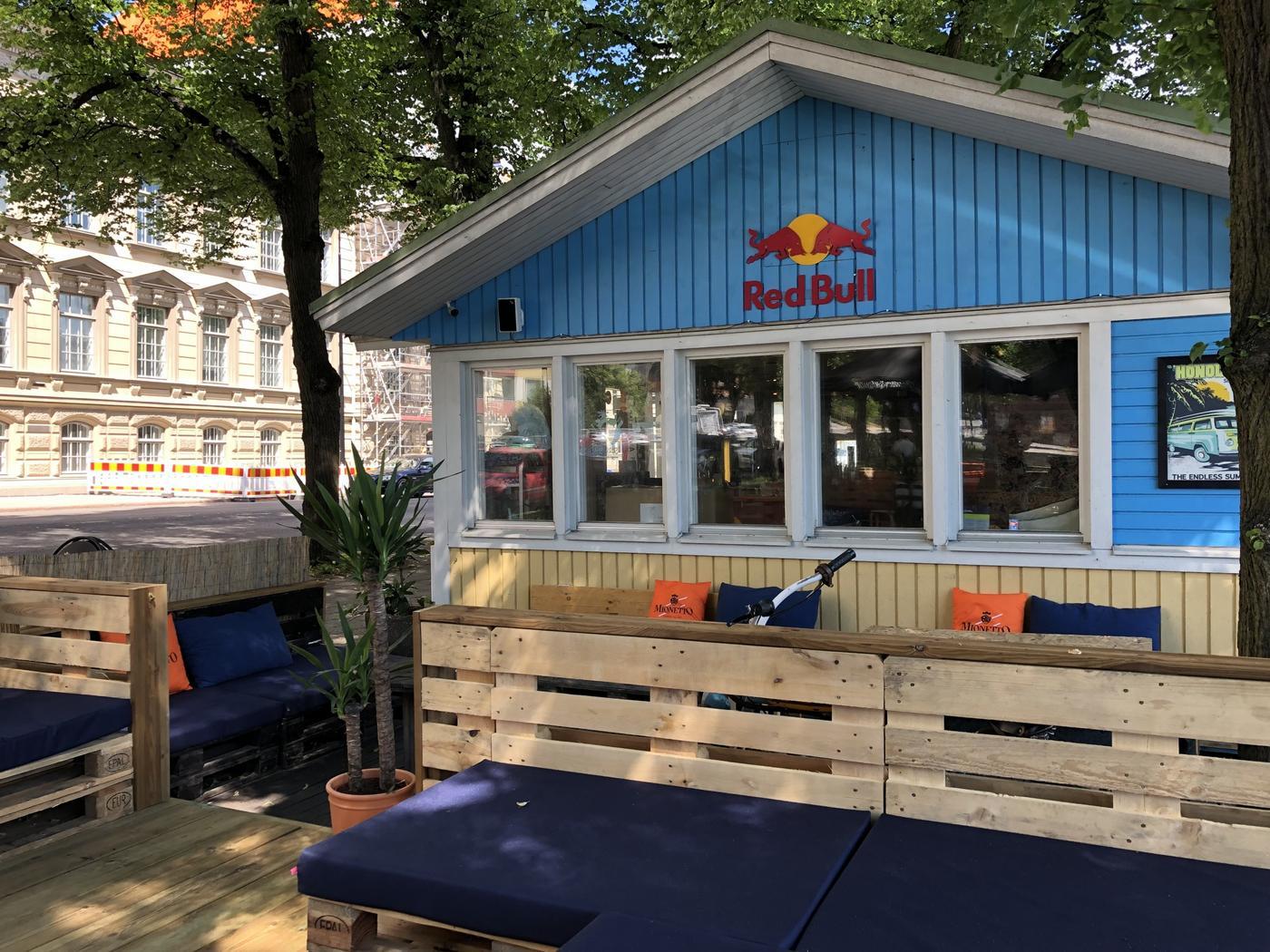blått trähus och uteservering