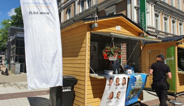 valbås valreklam människor på gågatan