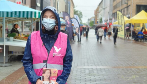 kvinna i regnkläder på gågatan