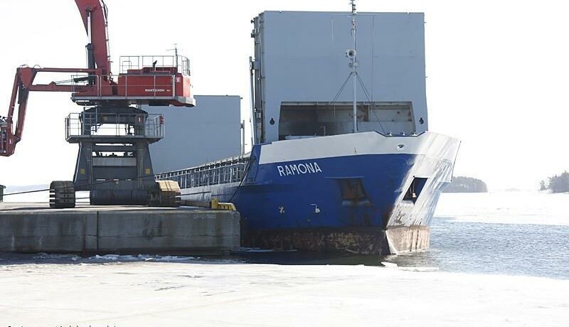 ett fartyg i hamn