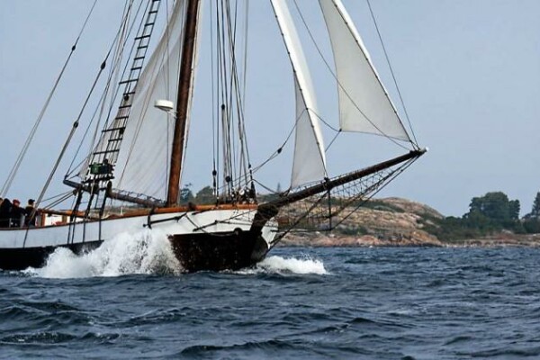 en gammal segelbåt på havet