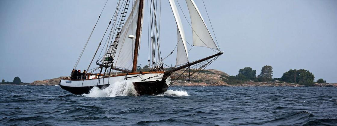 en gammal segelbåt på havet