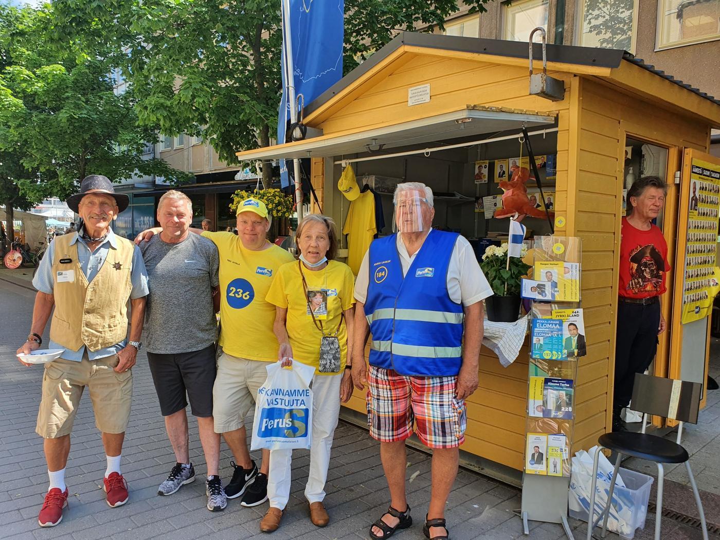 rad med gubbar på gågatan