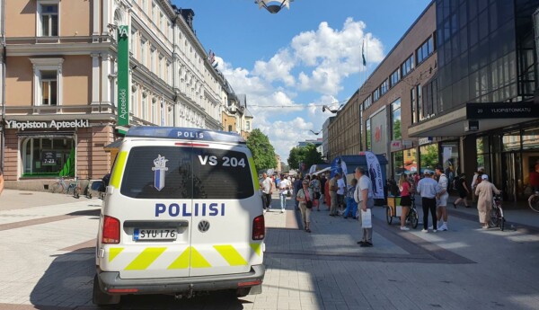 polisbil på gågatan Åbo
