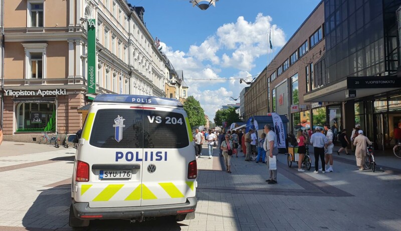 polisbil på gågatan Åbo