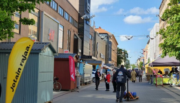 flaggor och bås på gågatan i åbo