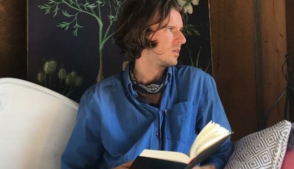 Man håller i en bok.