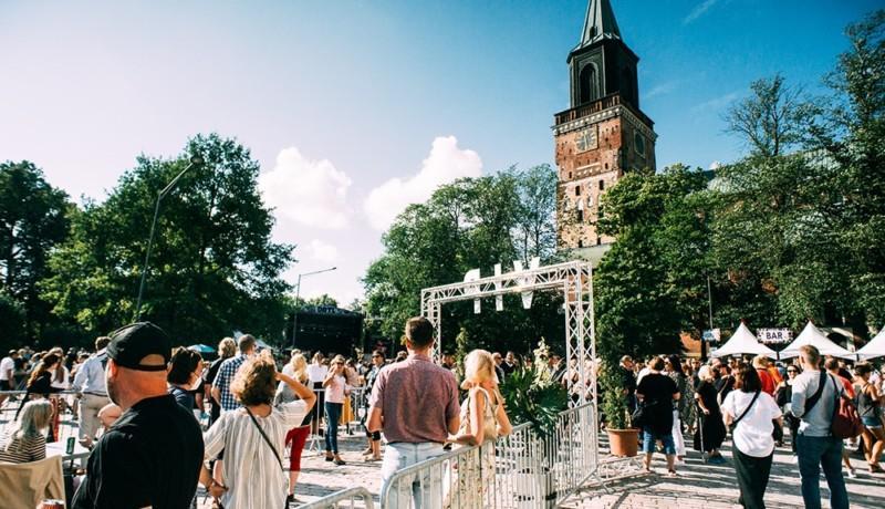 Människor med domkyrkan i bakgrunden.