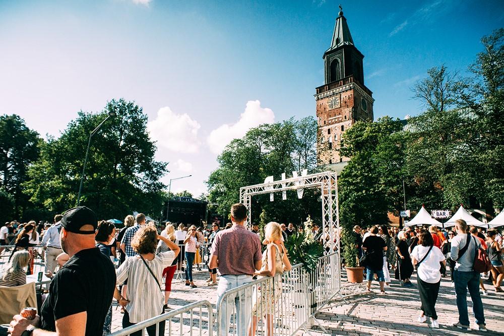 Människor med domkyrkan i bakgrunden.