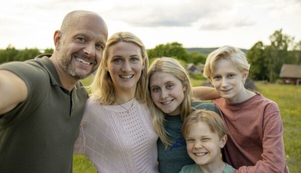 Barnfamilj poserar i lantlig miljö