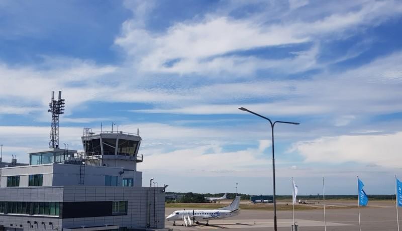 ett flygfält och blå himmel