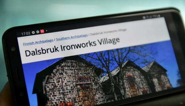några stenhus på en skärm