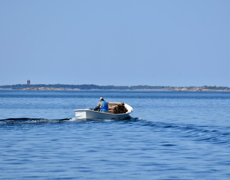 Liten båt ute på havet.