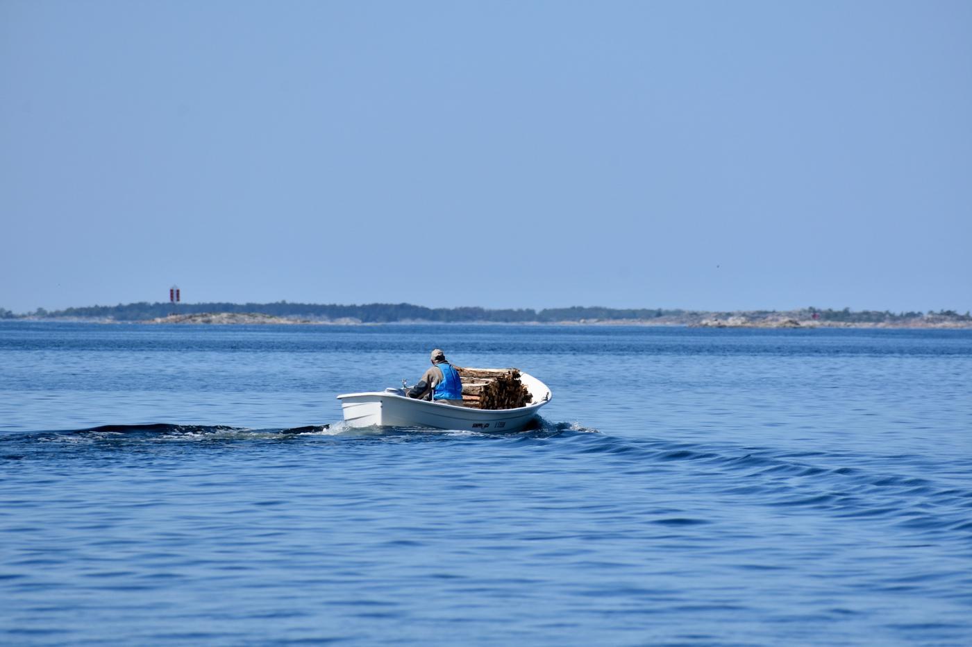 Liten båt ute på havet.