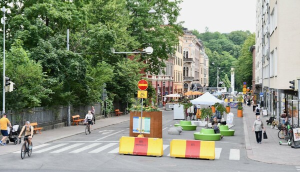 Den färggranna gågatan fotograferad uppifrån.