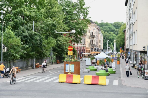 Den färggranna gågatan fotograferad uppifrån.