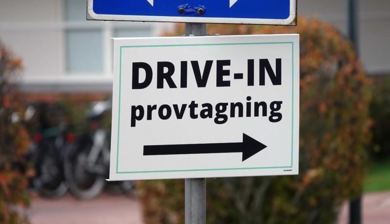 En skylt med en pil och texten "Drive-in provtagning".