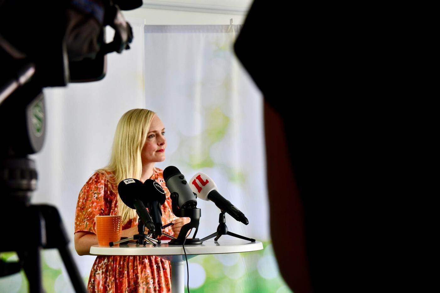 En kvinna står vid ett podium och talar.