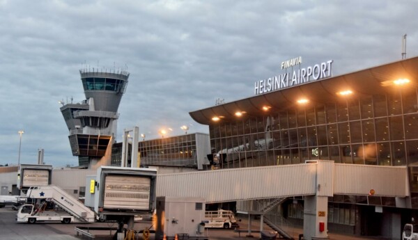 Ett flygfält i skymningsljus.