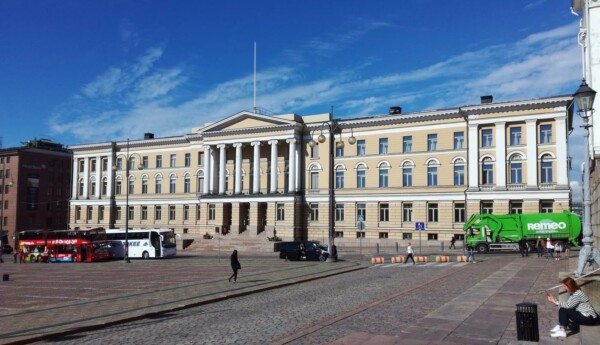 Stor byggnad fotograferad utifrån.