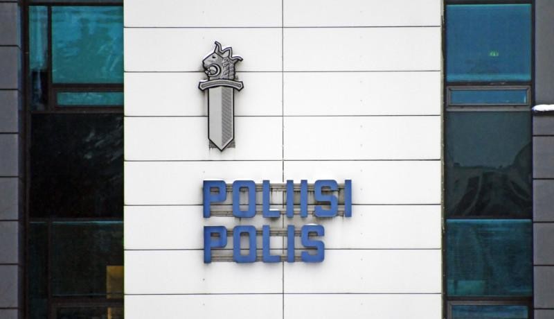 Skylt på vägg med texten "Poliisi - Polis"