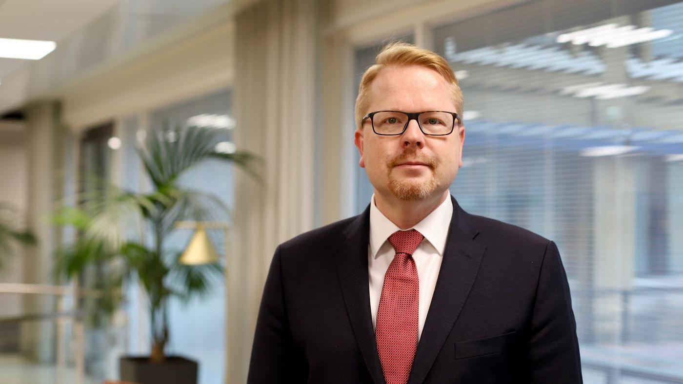 En man iklädd kostym och slips.